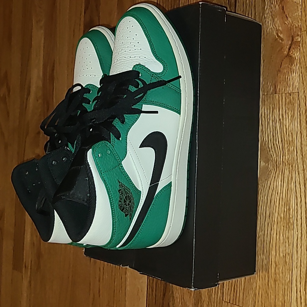 Jordan 1 Mid Pine Green View 2